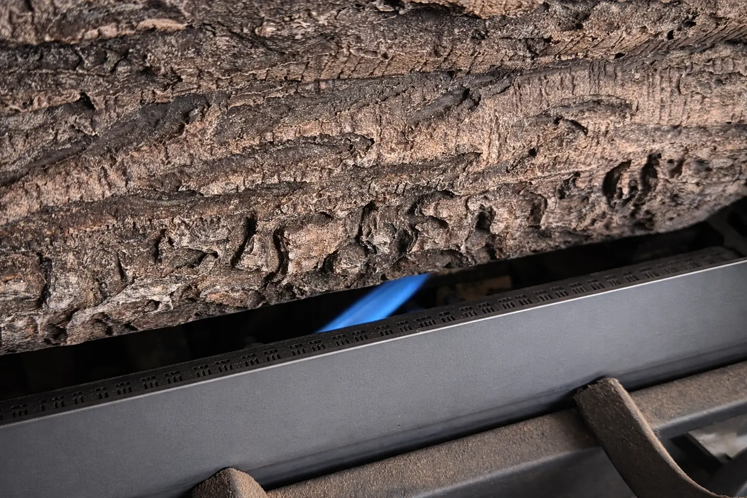 Gas fireplace log pilot light